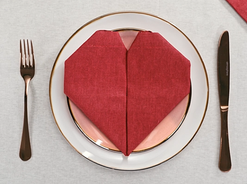 Как сложить салфетку в форме сердца для сервировки стола